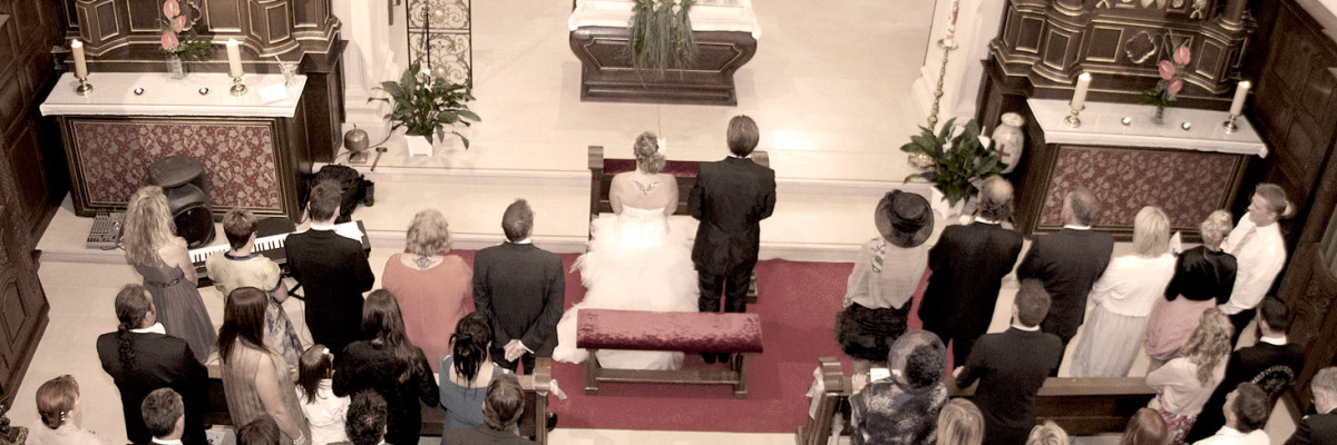 Hochzeitssängerin Christina Meißner in der Kirche